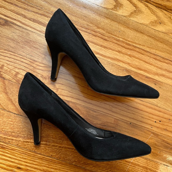 Vince Camuto Farin Suede Classic Heel Pump - Picture 4 of 8